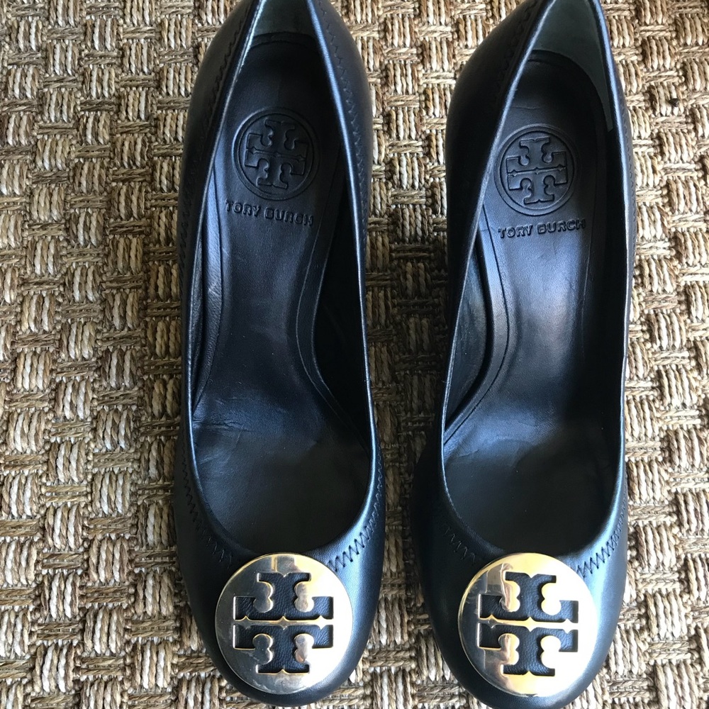 EUC Tory Burch Sophie Wedge. Black & Gold. Sz.8